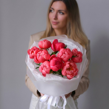 Букет из 9 коралловых пионов