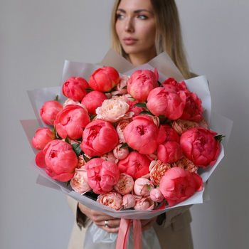 Букет из коралловых пионов и пионовидных роз