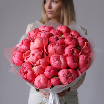 Букет из 29 коралловых пионов